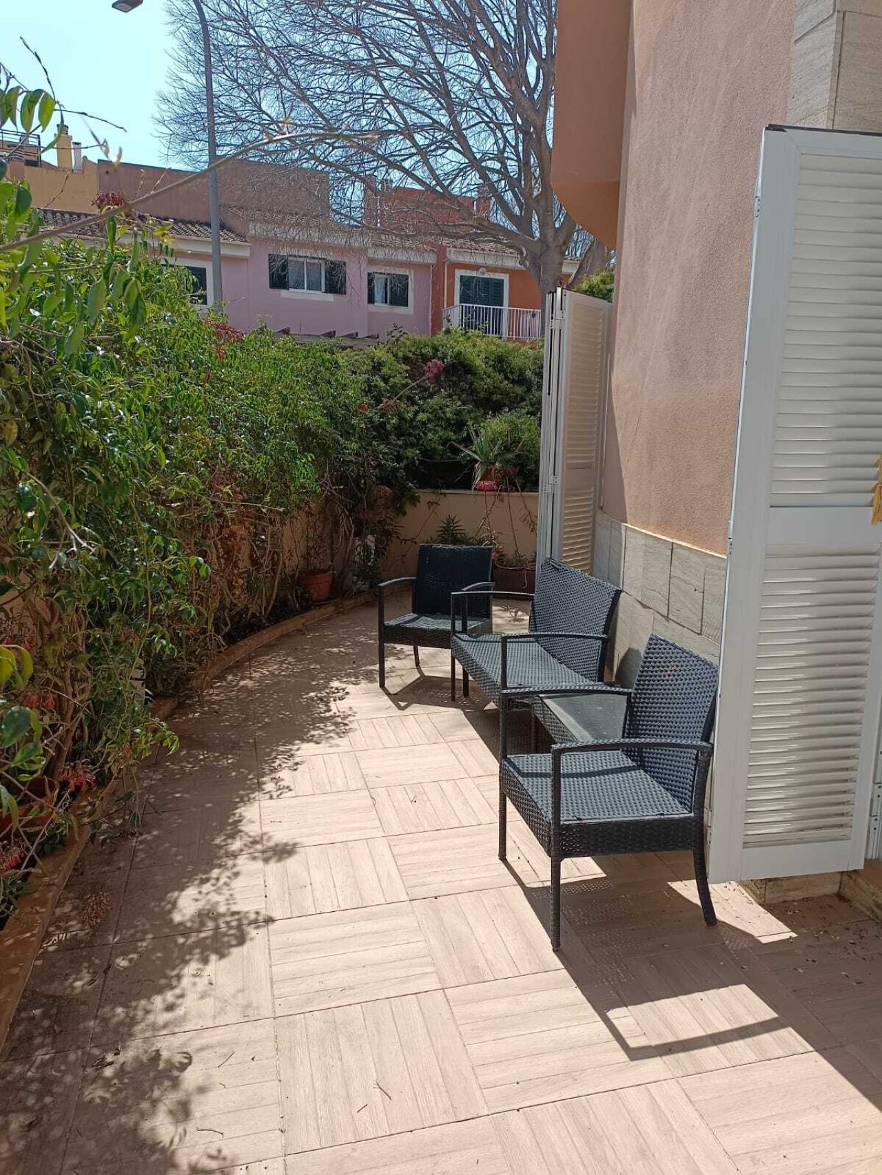 Private area with terrace access and surrounding green boundaries – protected outdoor space for relaxing