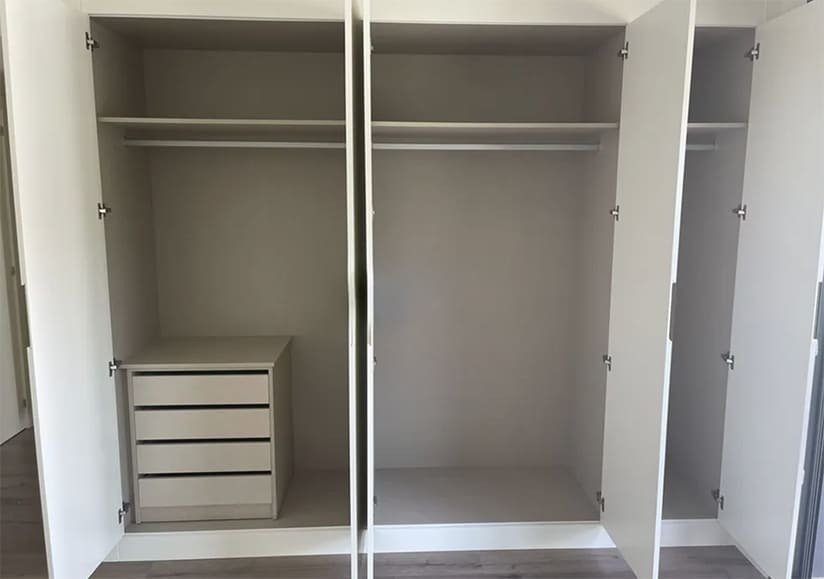 Walk-in closet with intelligent storage organization and practical drawer elements Walk-in closet with intelligent storage organization and practical drawer elements