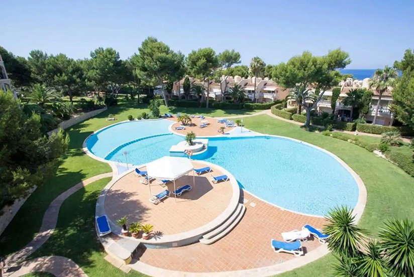 Exclusive pool area with curved architecture and sea view in a well-maintained residential complex