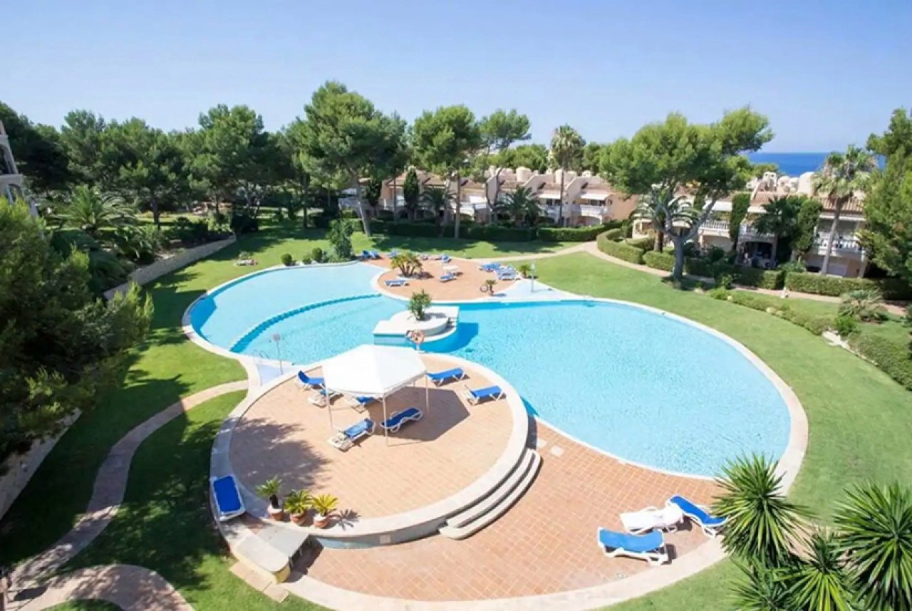Exclusive pool area with curved architecture and sea view in a well-maintained residential complex