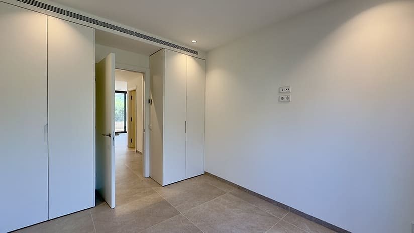 Modern bedroom with built-in wardrobes and optimal space utilization Modern bedroom with built-in wardrobes and optimal space utilization