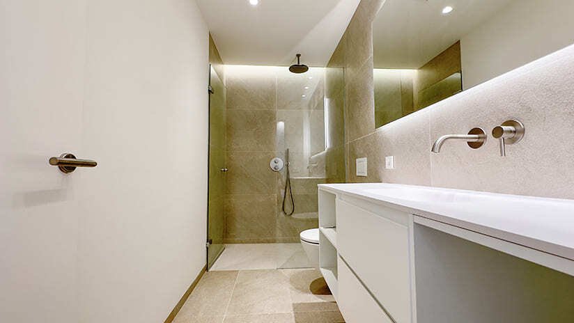 Modern bathroom with walk-in shower and large mirrors Modern bathroom with walk-in shower and large mirrors