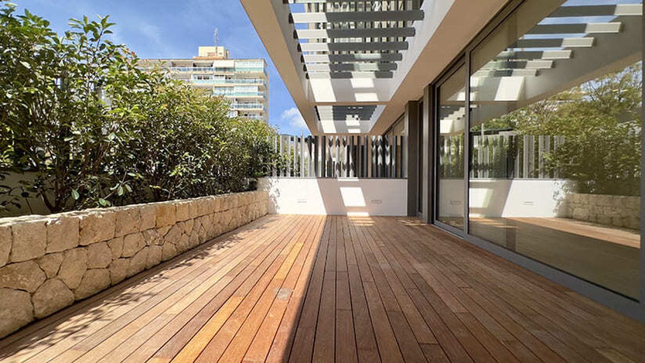Terrace area with integrated pergola and private green space design Terrace area with integrated pergola and private green space design