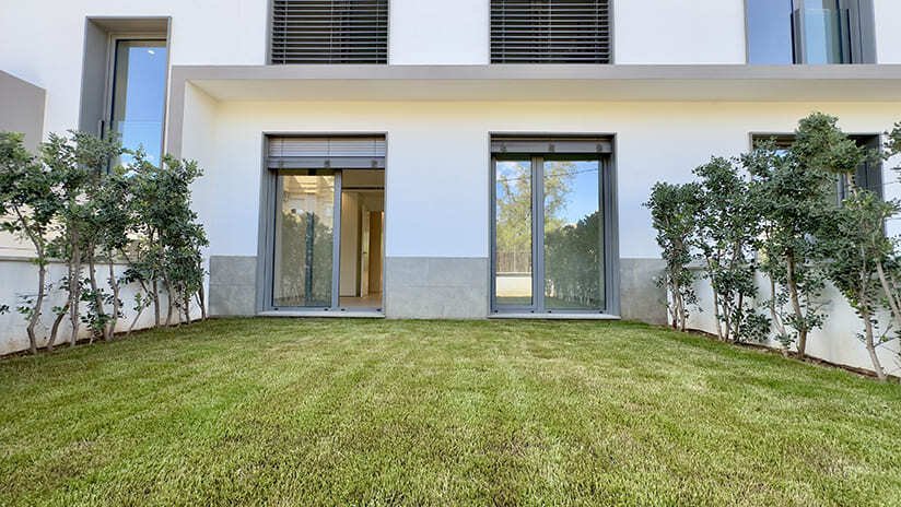 Private garden area with direct access to the living space and modern terrace system Private garden area with direct access to the living space and modern terrace system