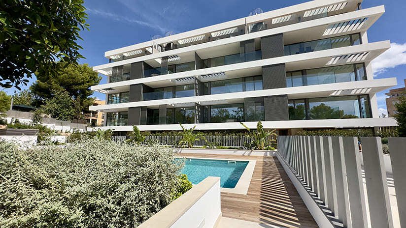 Modern architecture with wrap-around balconies and optimal light access Modern architecture with wrap-around balconies and optimal light access