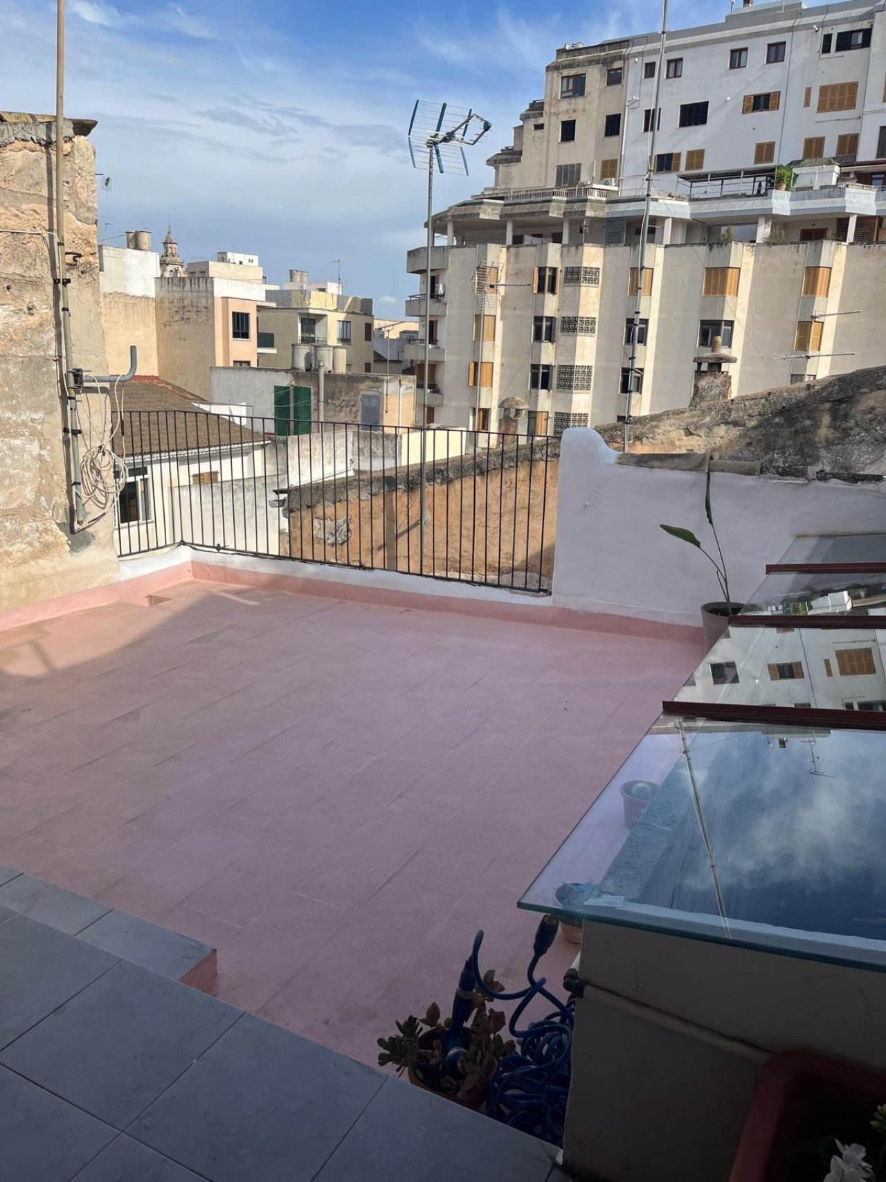 Roof terrace with spacious open area and view of the city skyline