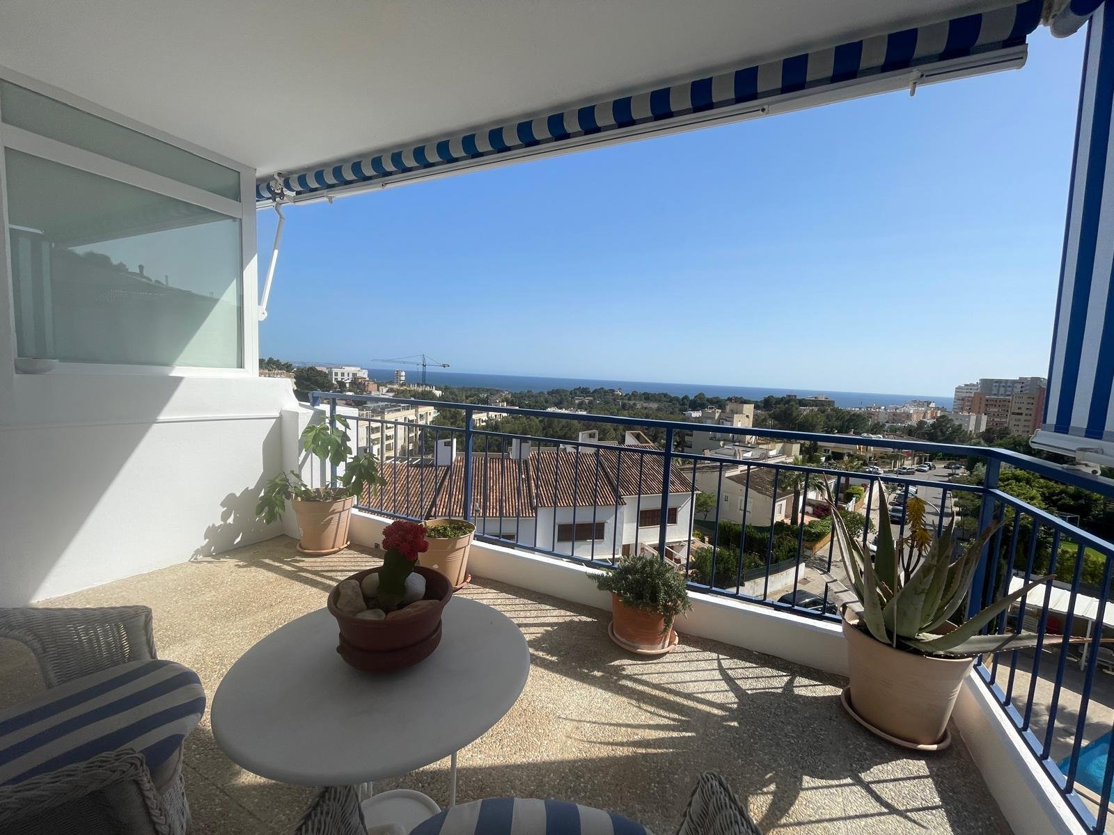 Exquisite top-floor flat with sea views - a dream property 