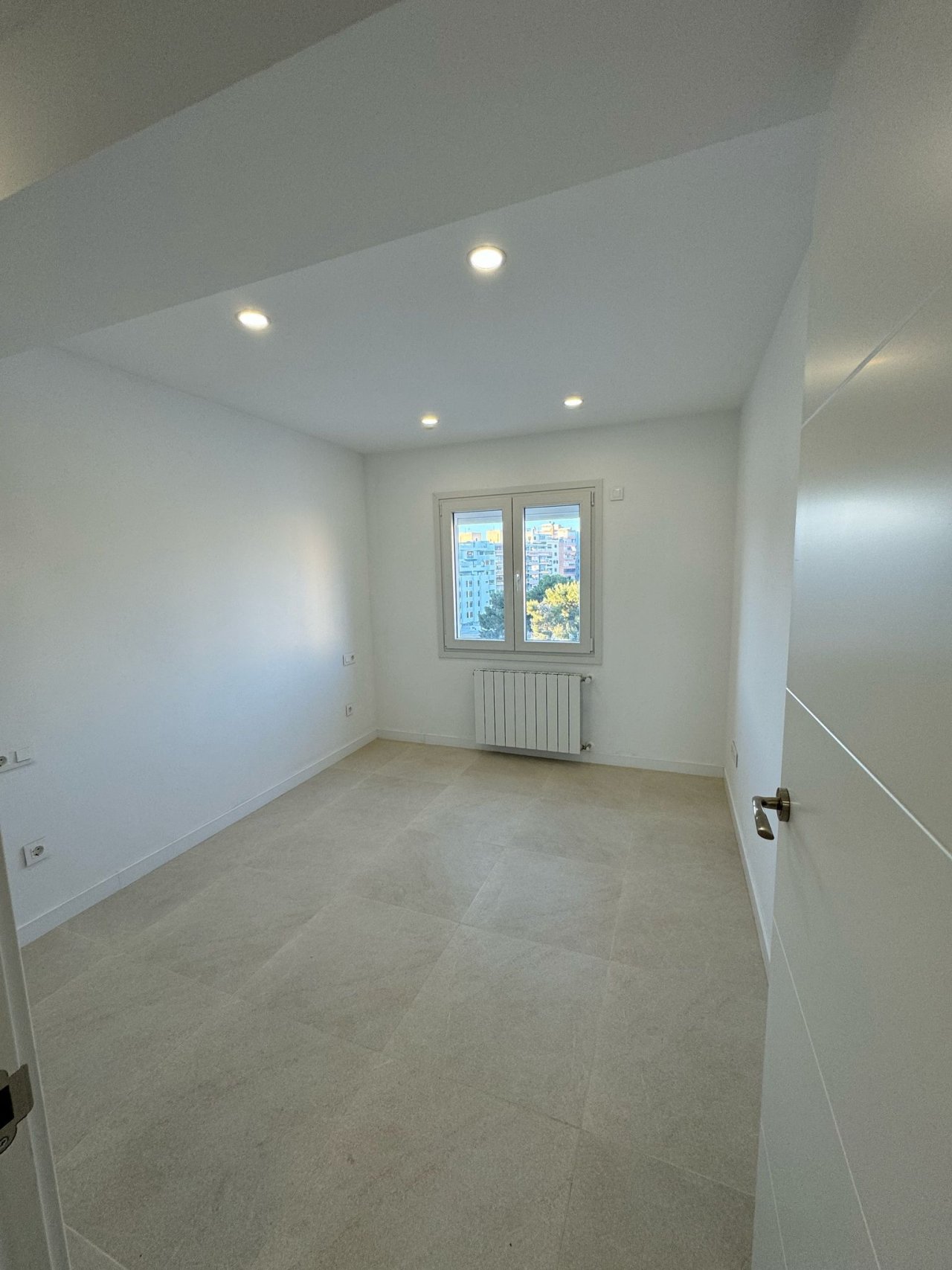 Bright room with modern ceiling design and panoramic windows