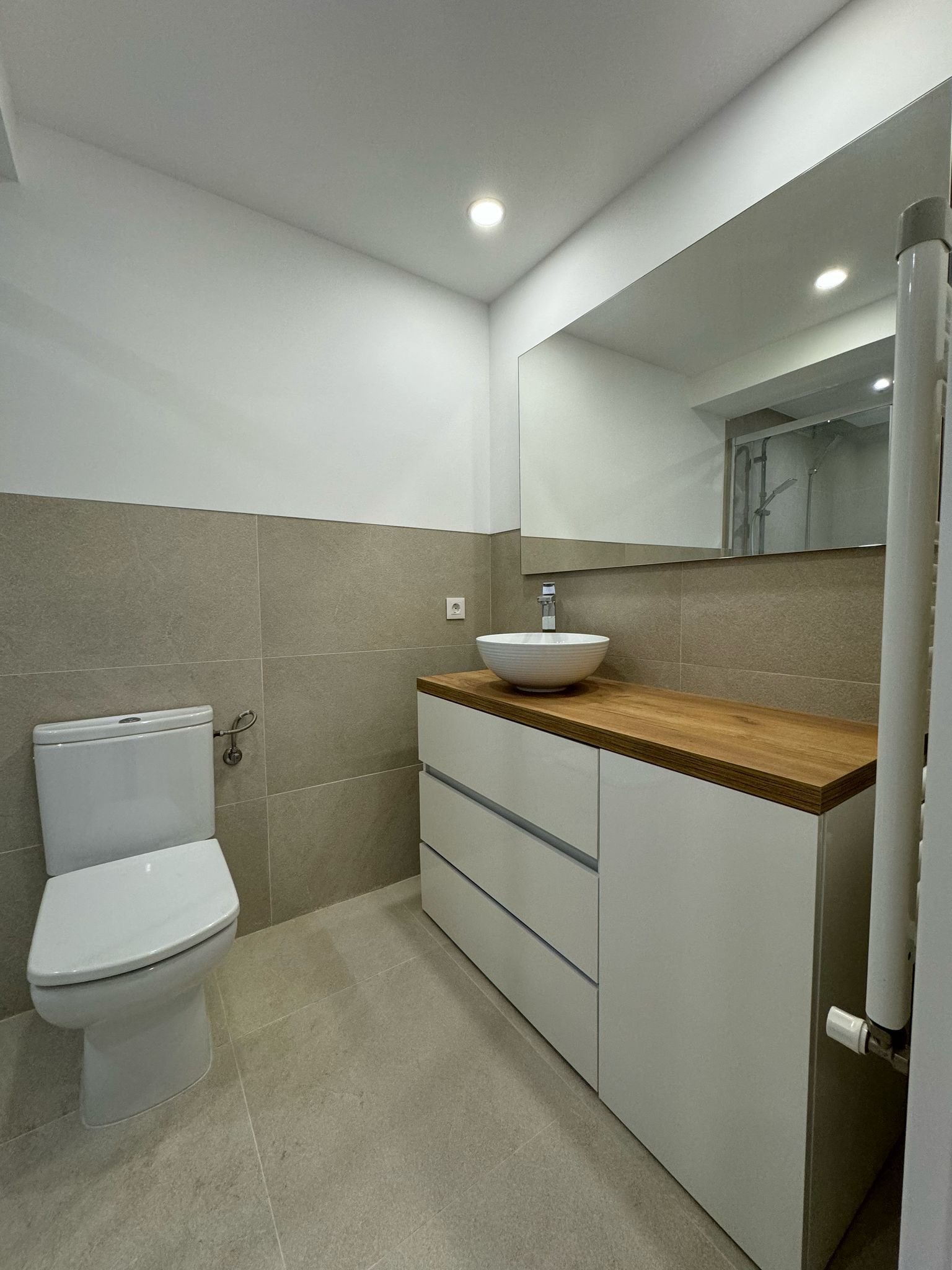 Modern bathroom with high-quality fittings and optimal lighting design