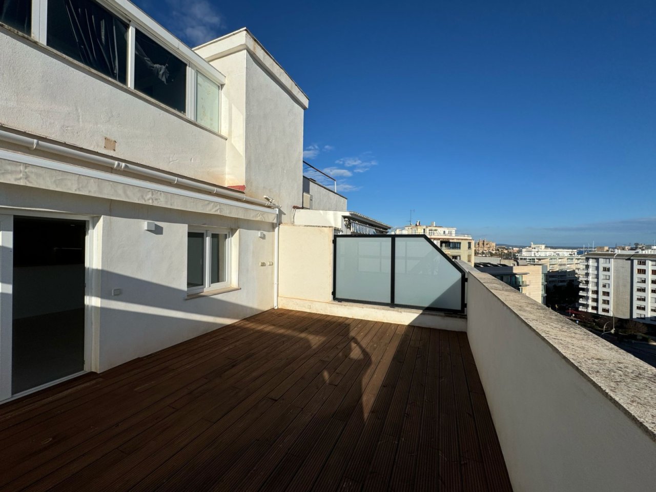 Roof terrace with windbreak and open view over the city
