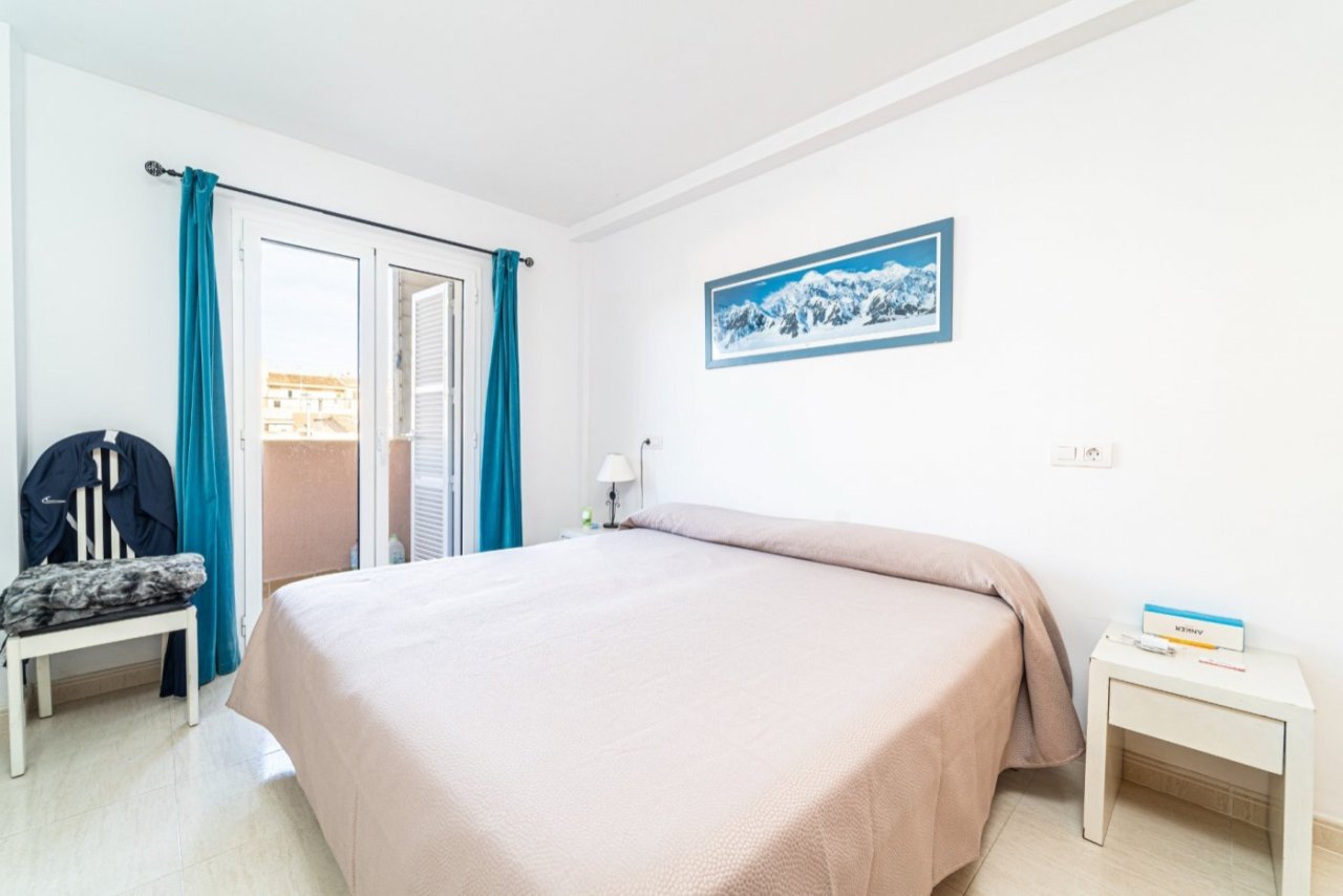 Bedroom with balcony access and bright room proportions