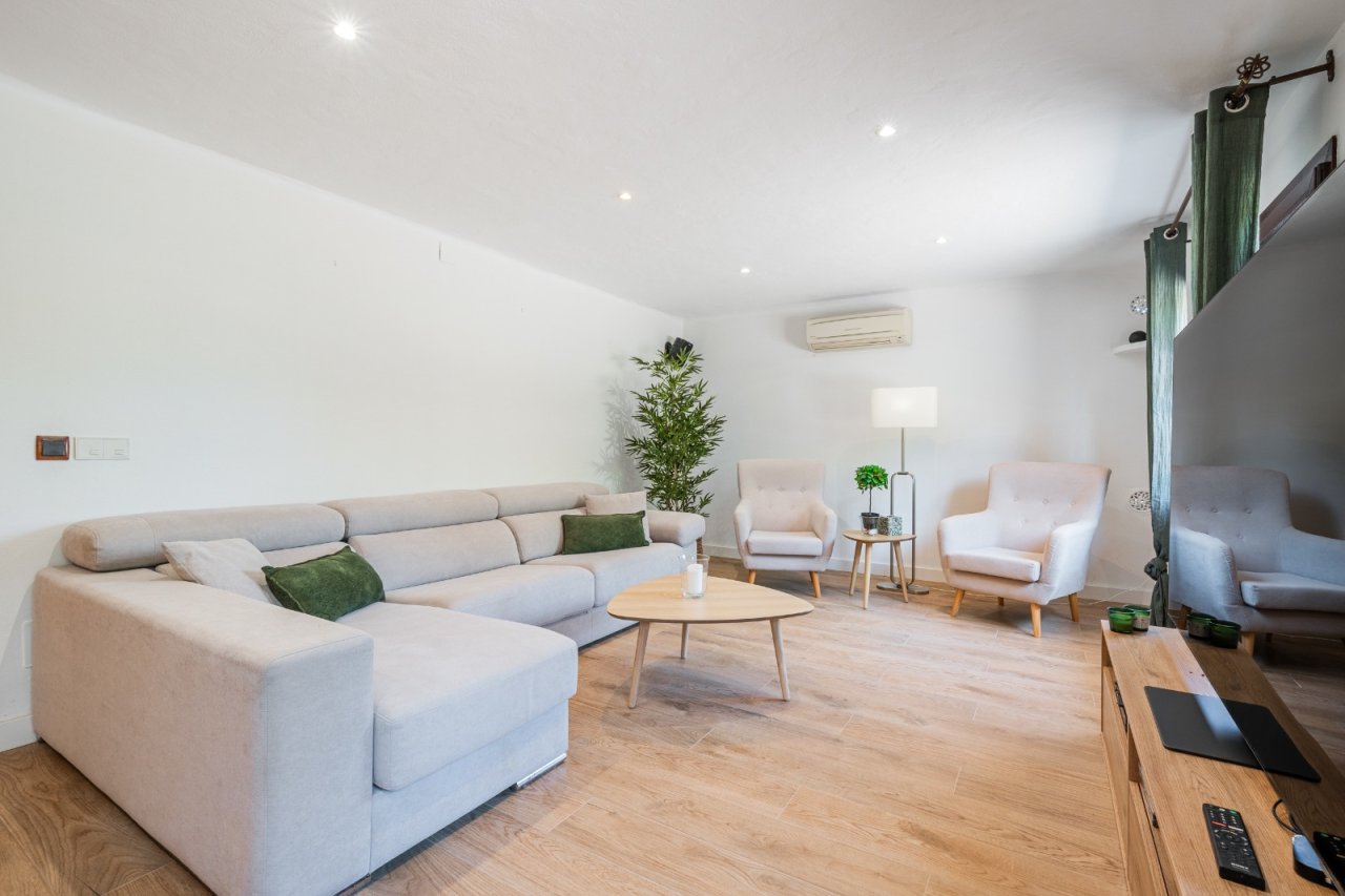Bright living room with modern air conditioning and high-quality furnishings.