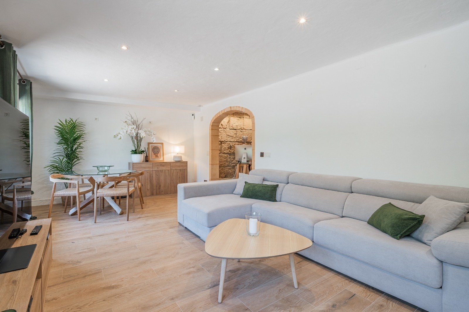 Open living concept with a distinctive stone arch entrance and well-thought-out room layout