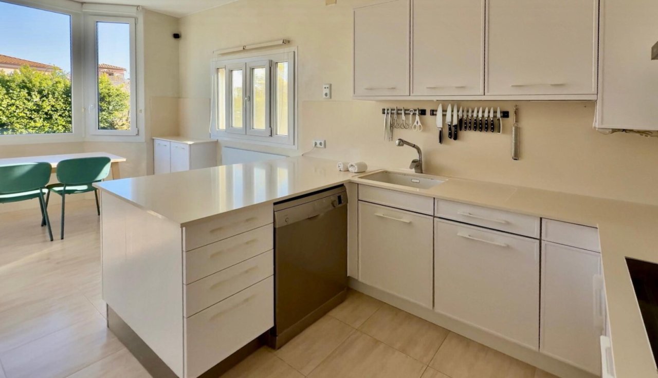 Modern kitchen with island and direct access to the dining area Modern kitchen with island and direct access to the dining area