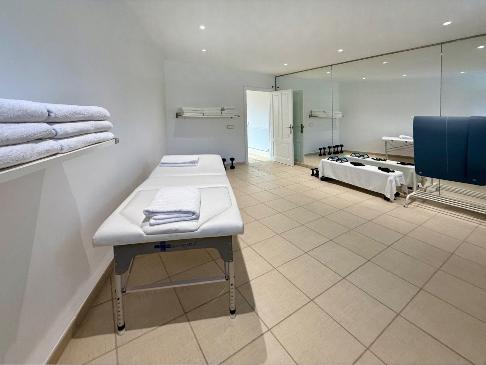 Professional wellness infrastructure with spacious treatment areas and high-quality mirror equipment Professional wellness infrastructure with spacious treatment areas and high-quality mirror equipment