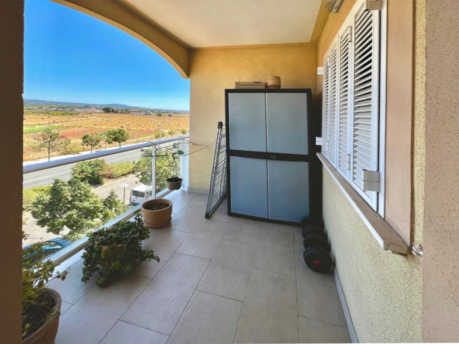 Balcony with panoramic views of the landscape and privacy screen system