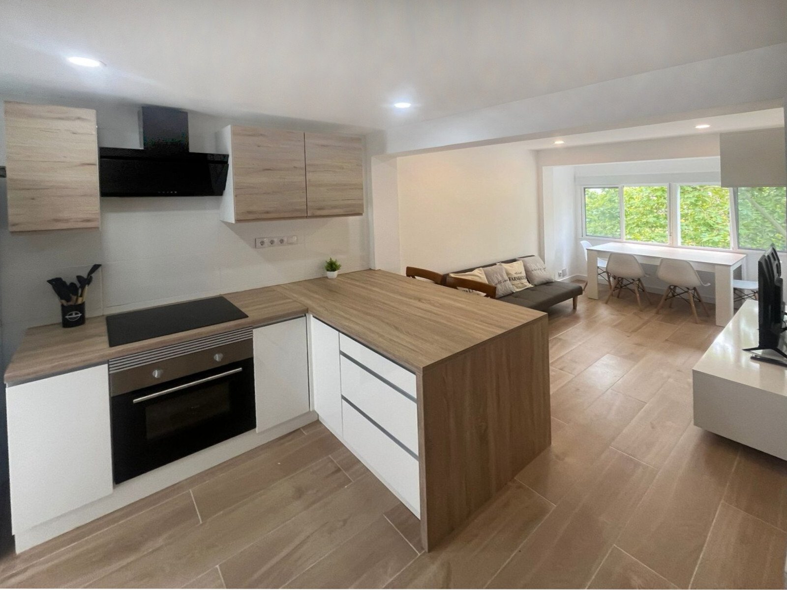 Elegant, Fully Renovated Apartment with Modern Design and Bright Living Spaces Elegant, Fully Renovated Apartment with Modern Design and Bright Living Spaces