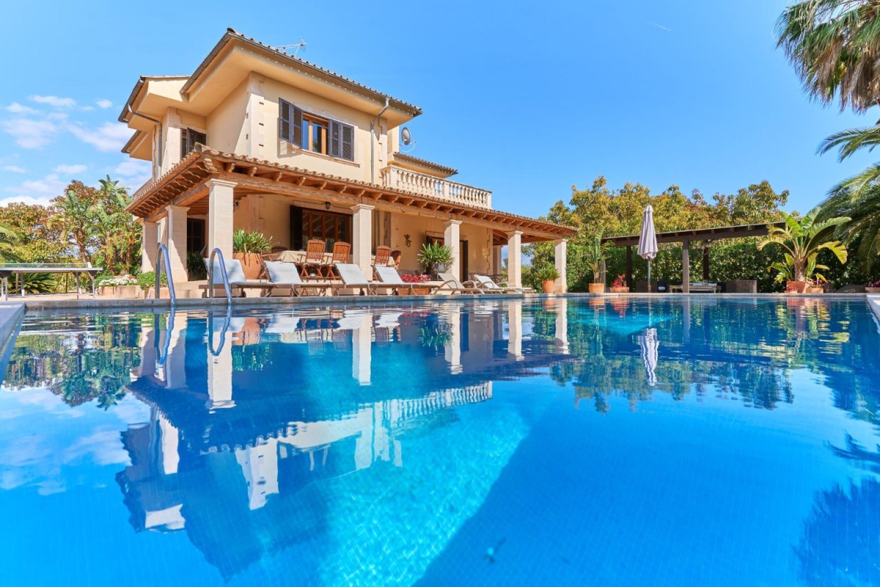 Crystal-clear swimming pool with elegant colonnades and spacious sun deck Crystal-clear swimming pool with elegant colonnades and spacious sun deck