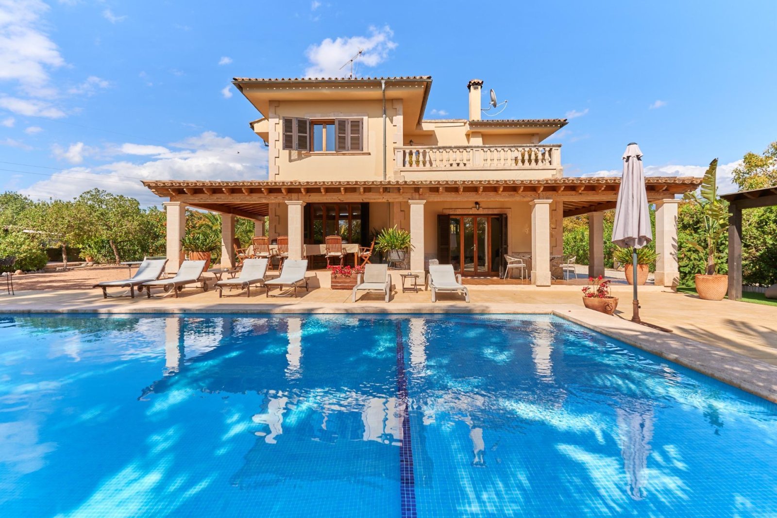 Luxurious swimming pool with a spacious pool terrace and covered lounge area Luxurious swimming pool with a spacious pool terrace and covered lounge area