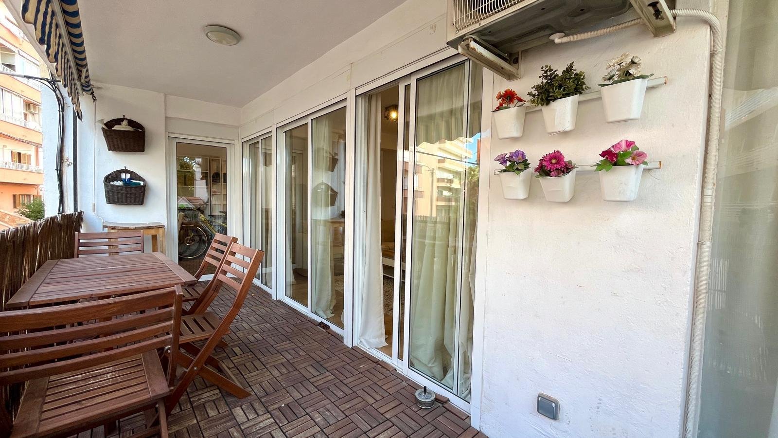Sunny loggia with direct apartment access and practical clothes dryer installation Sunny loggia with direct apartment access and practical clothes dryer installation