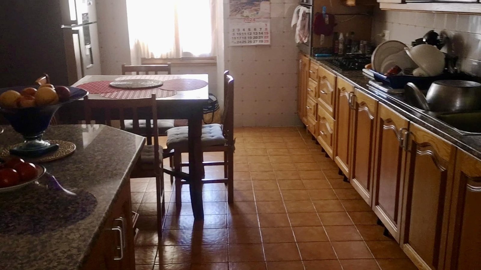 Functional kitchen with ample workspace and optimal arrangement of the cooking zone