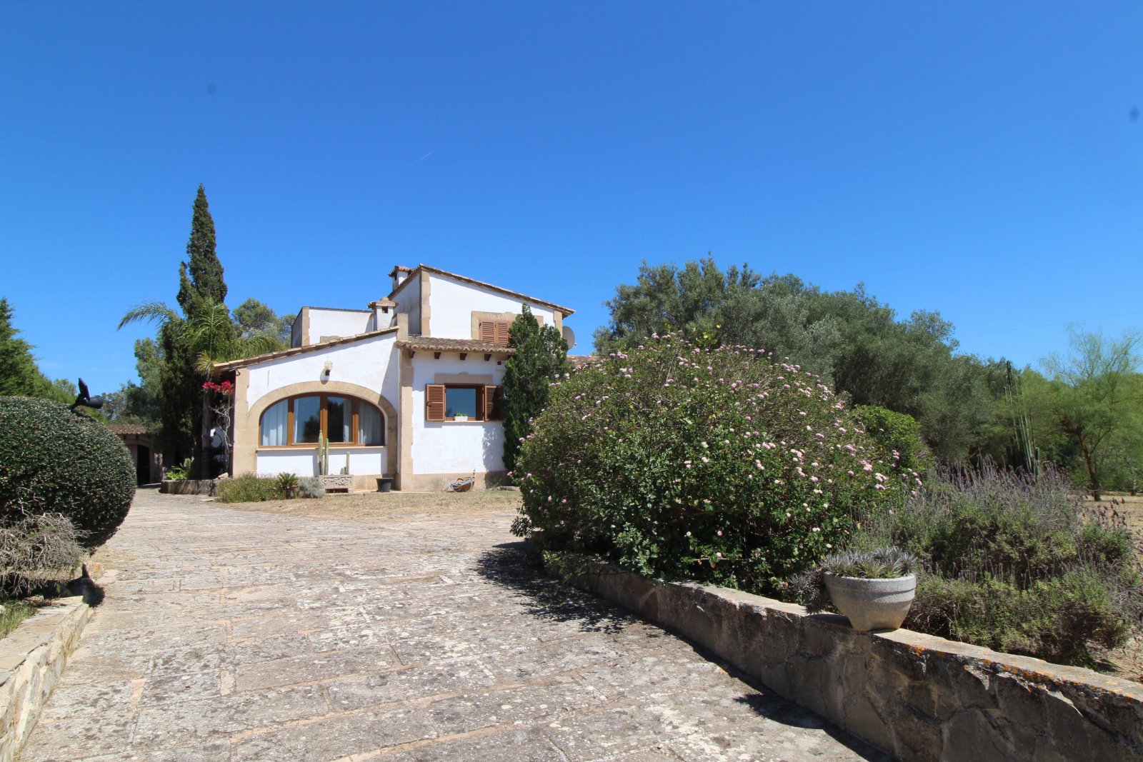 Characterful estate with Mediterranean architecture and private driveway through mature trees