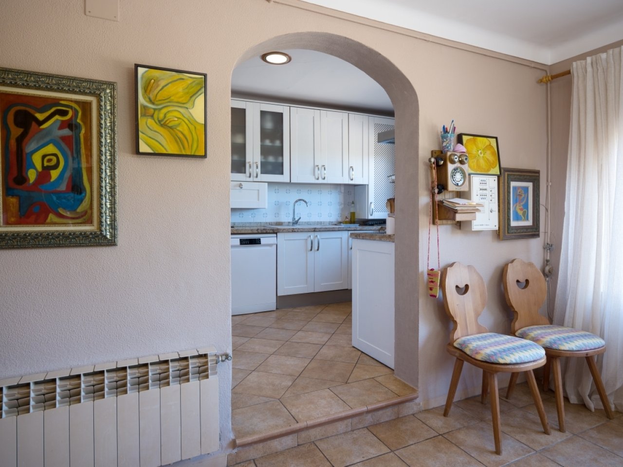 Elegant room connection with a curved bay niche and direct access to the kitchen