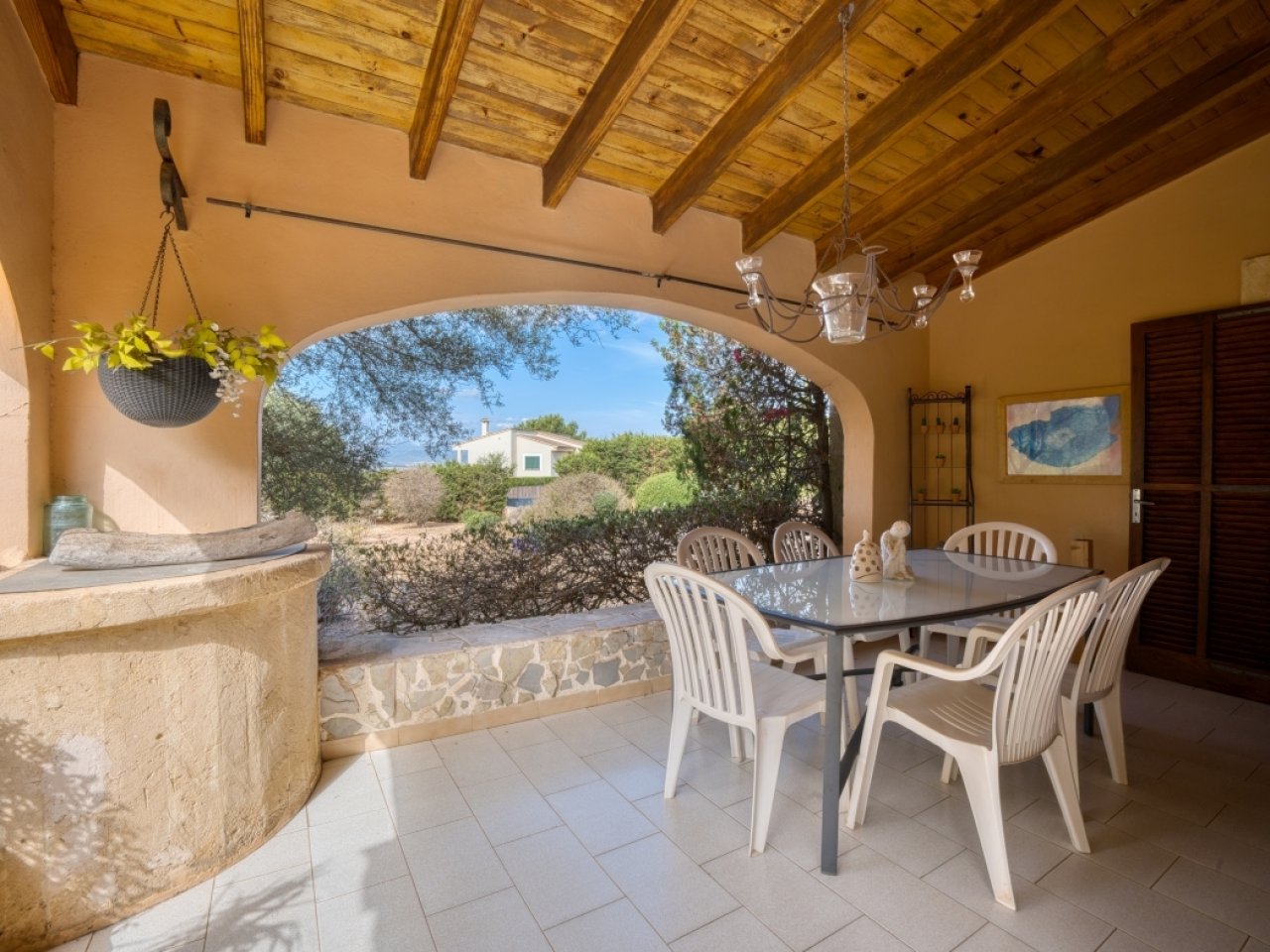 Covered terrace with integrated outdoor kitchen and elegant arch architecture