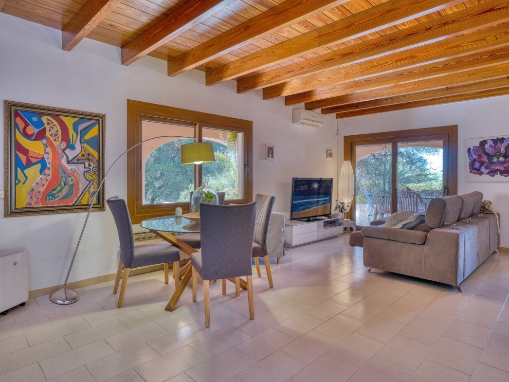 Open living concept with distinctive wooden beams and panoramic views