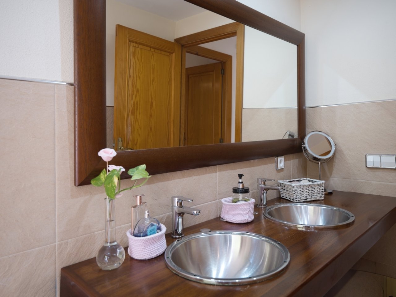 Double washbasin with large mirror and practical shelf
