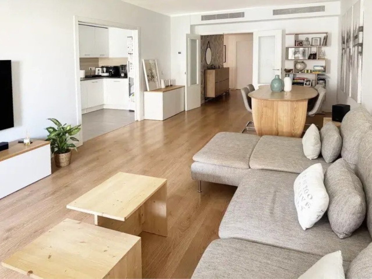 Intelligent space division: living and dining area in open connection with modern kitchen Intelligent space division: living and dining area in open connection with modern kitchen