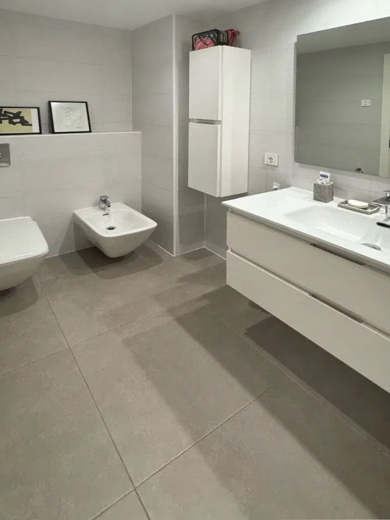 Modern bathroom with double sink and practical storage Modern bathroom with double sink and practical storage