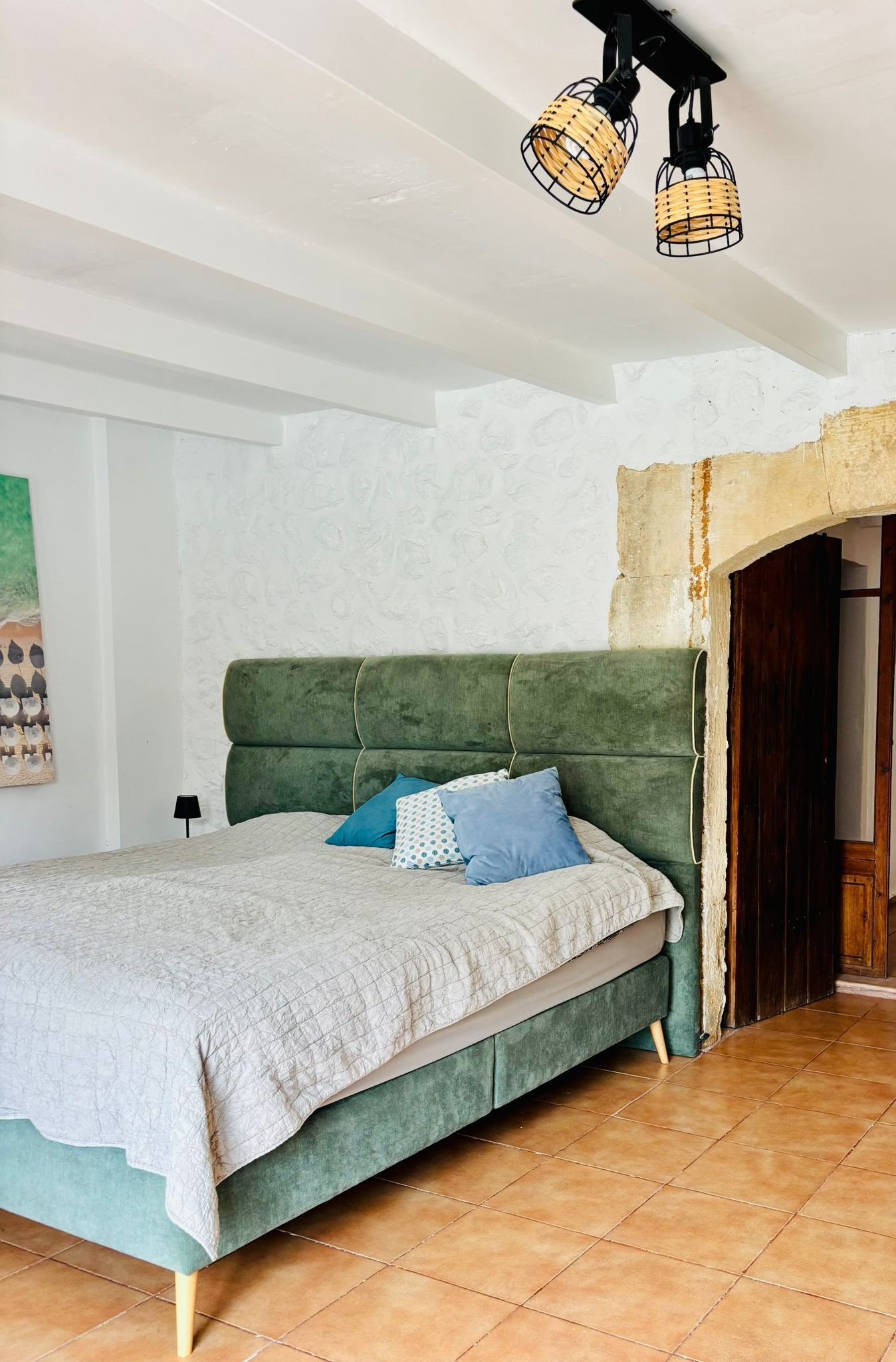 Main bedroom with ceiling beams and direct access to the adjacent room Main bedroom with ceiling beams and direct access to the adjacent room