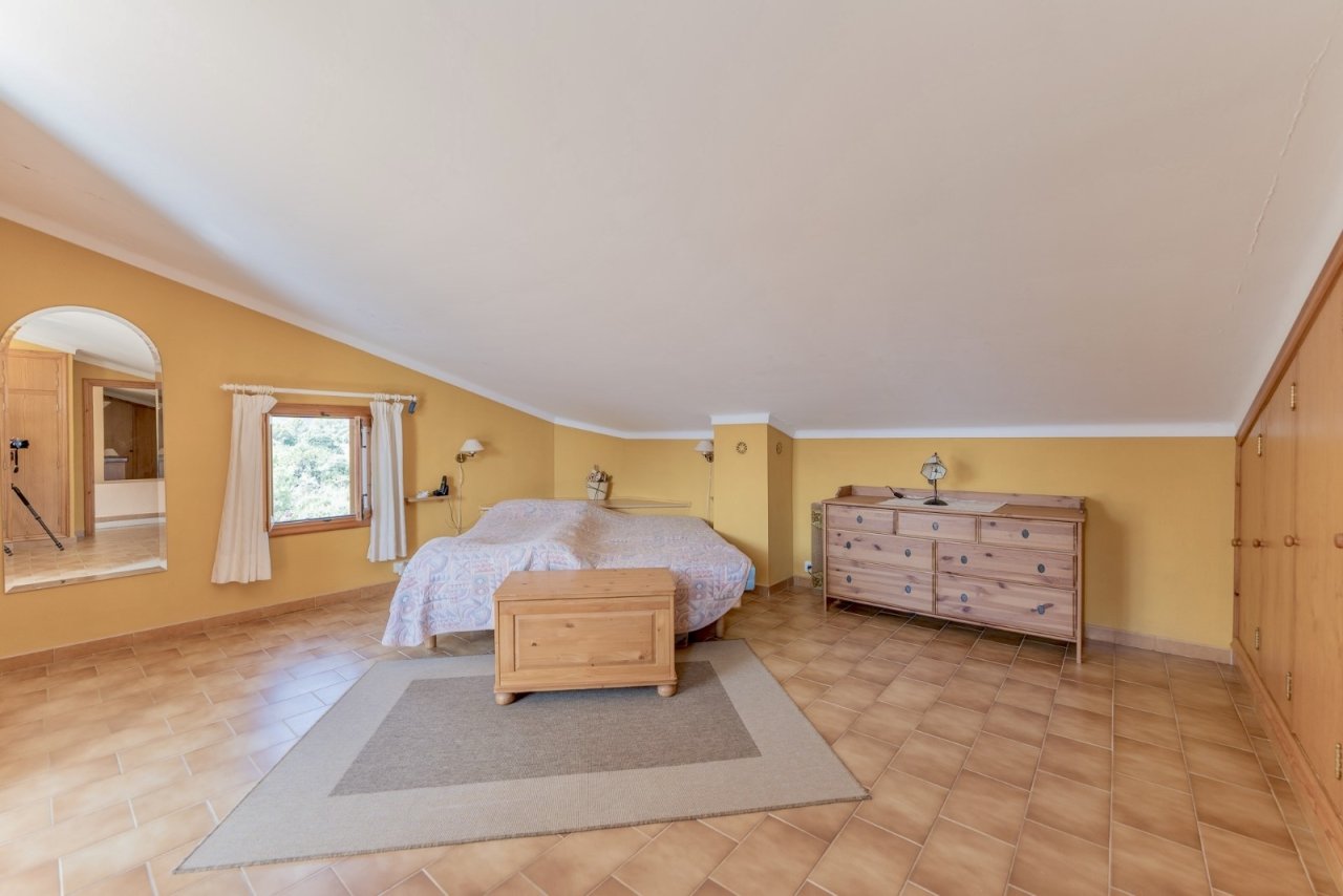 Main bedroom with pointed arch window and optimal room layout under the sloped roof Main bedroom with pointed arch window and optimal room layout under the sloped roof