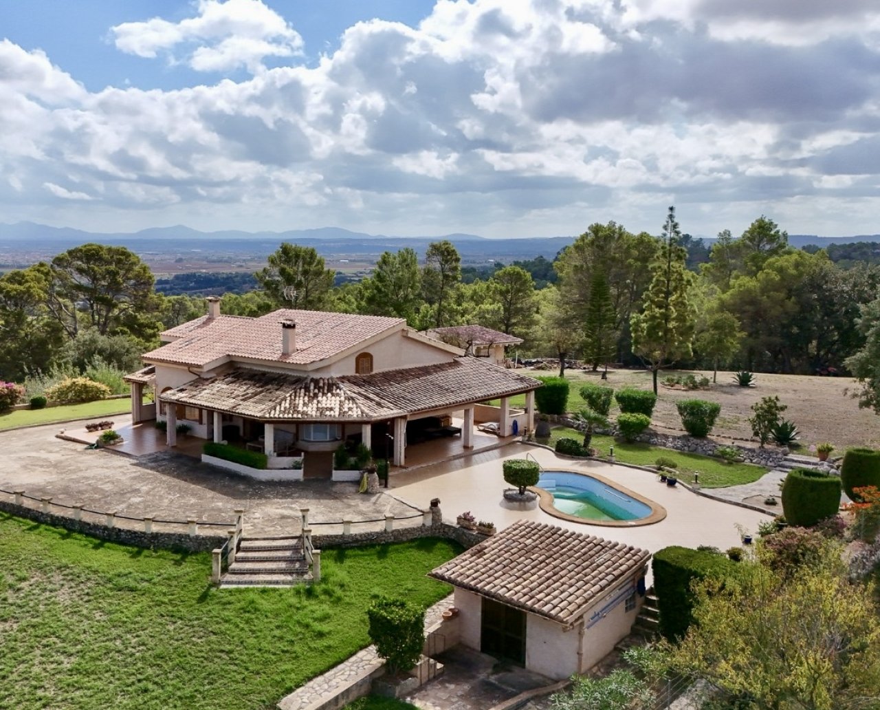 Exclusive panoramic villa with pool and spacious grounds Exclusive panoramic villa with pool and spacious grounds