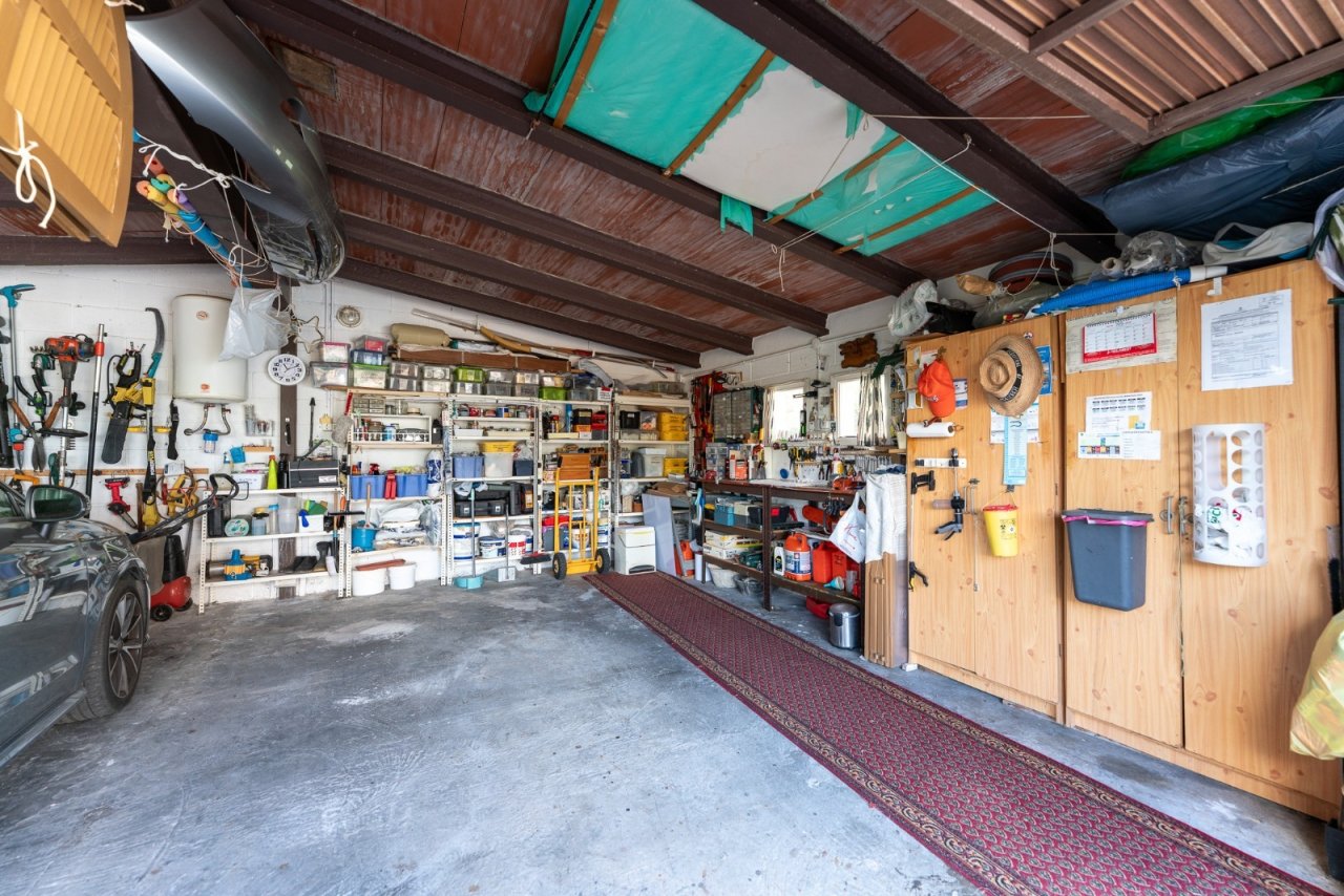 Functional garage with extensive storage infrastructure and robust ceiling construction Functional garage with extensive storage infrastructure and robust ceiling construction