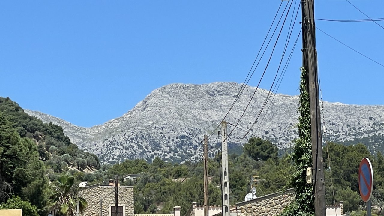 Spectacular mountain scenery with an unobstructed view of the mountain range