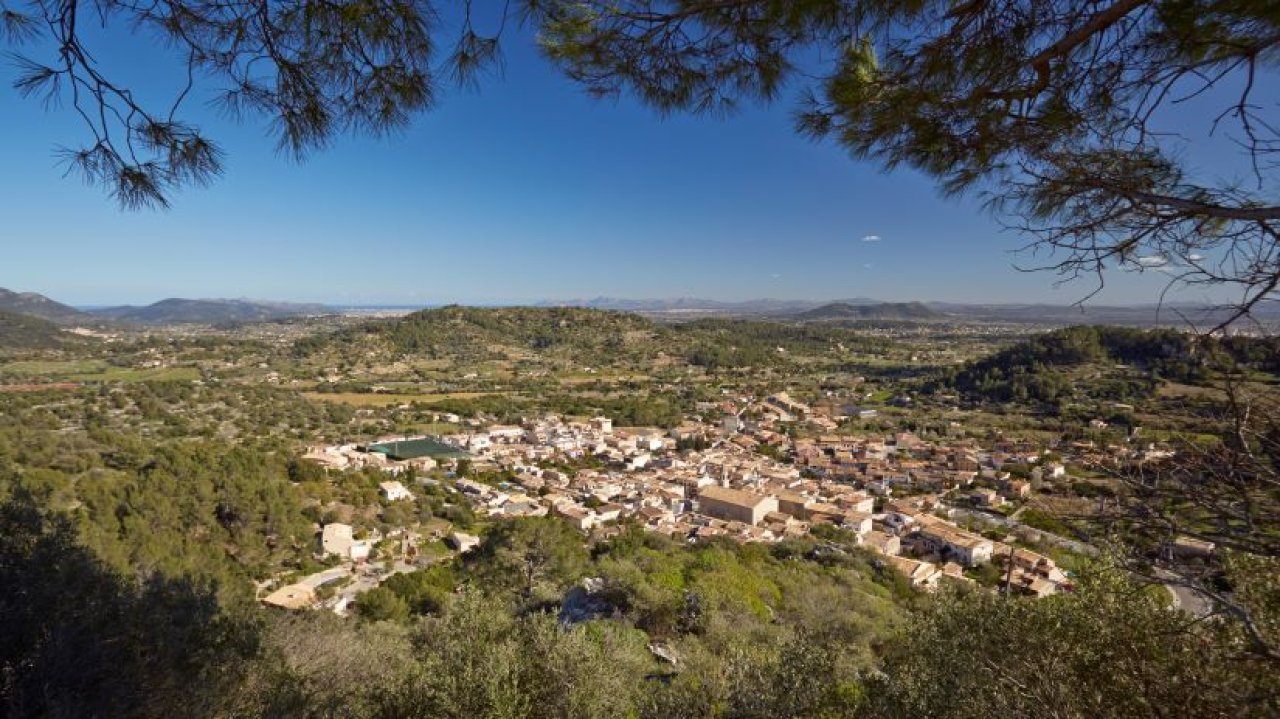 Magnificent panoramic views over the valley and the surrounding landscape