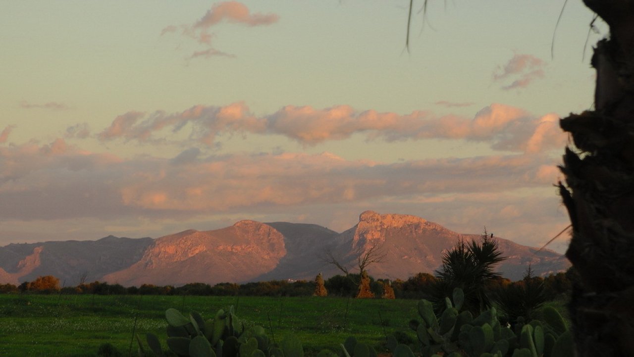 Spectacular mountain scenery: estate with an unobstructed view of impressive mountain formations