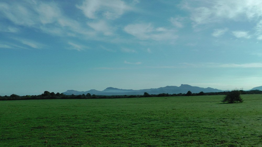 Unobstructed distant view of a majestic mountain range – location with panoramic potential