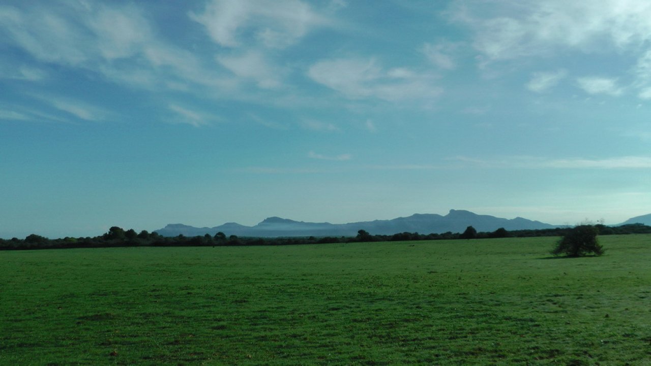Unobstructed distant view of a majestic mountain range – location with panoramic potential