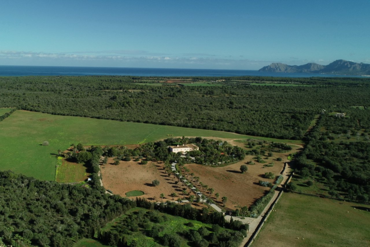 Spectacular location: property with sea view and unobstructed mountain panorama