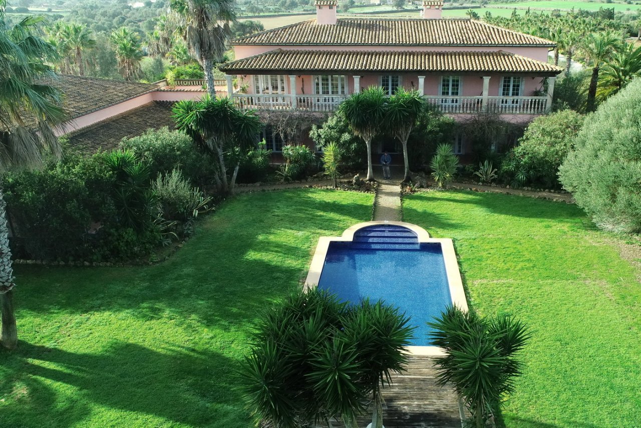 Classic villa with private swimming pool and spacious garden area
