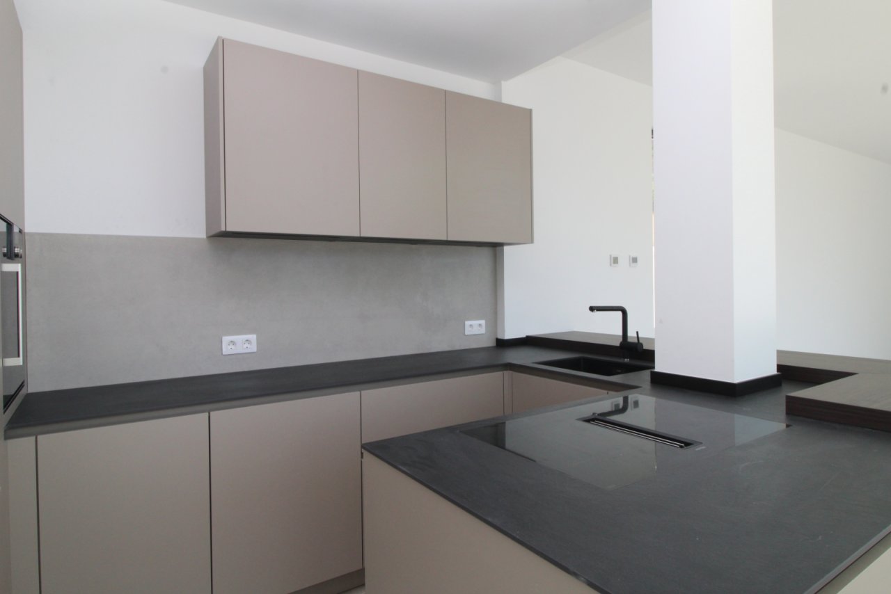 Modern kitchen with a functional L-shape and high-quality work surfaces