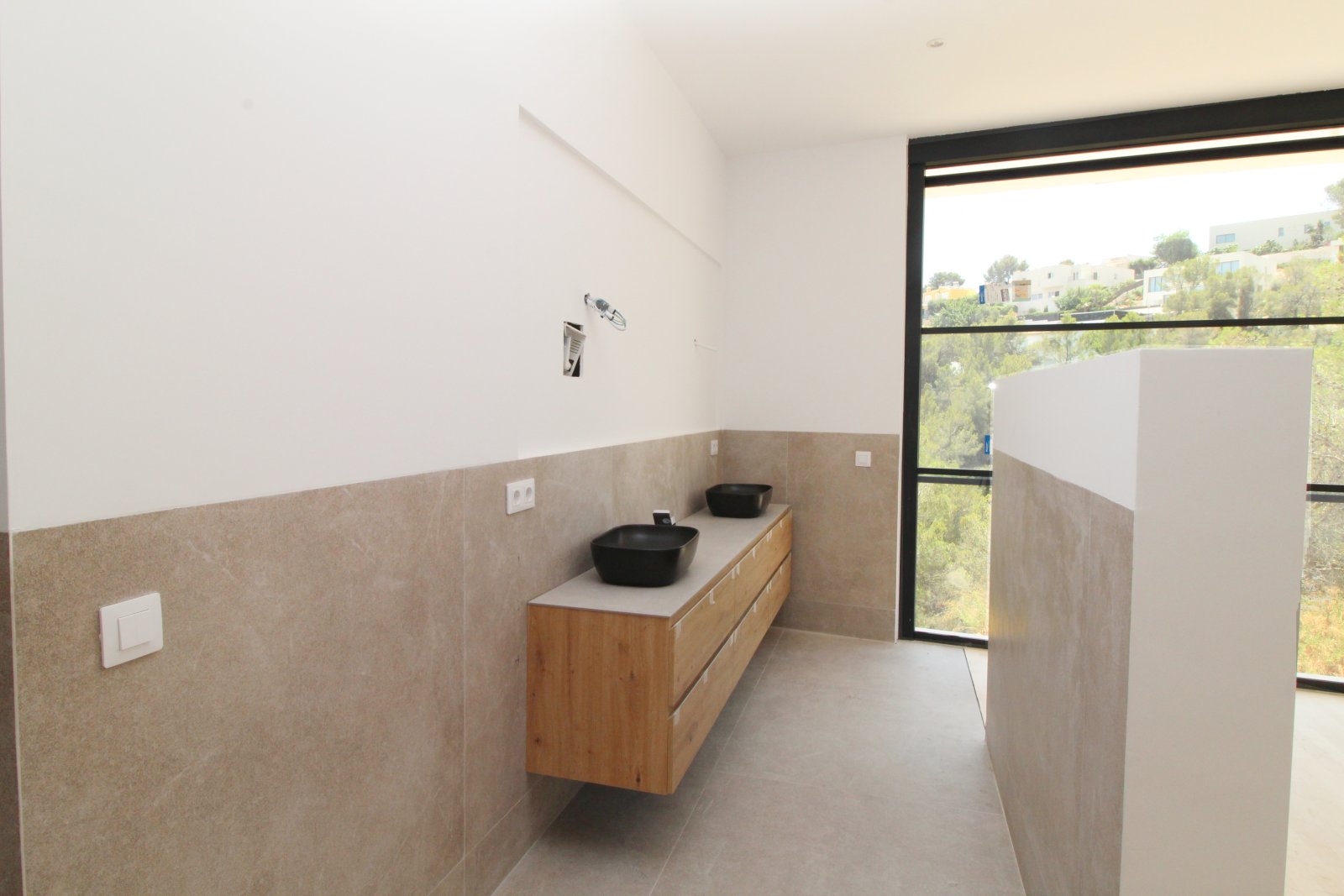 Modern bathroom with double vanity and high-quality natural stone cladding