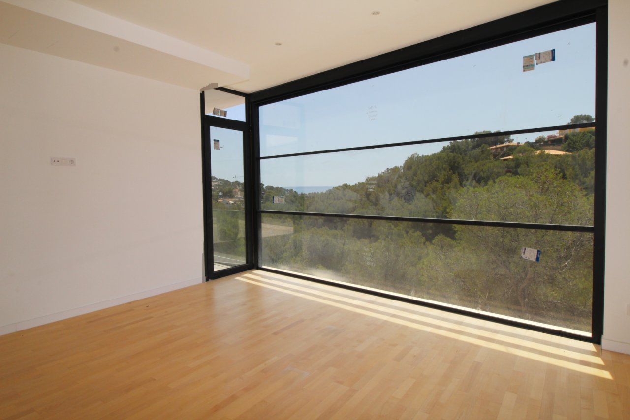 Bright room with floor-to-ceiling windows and open landscape view