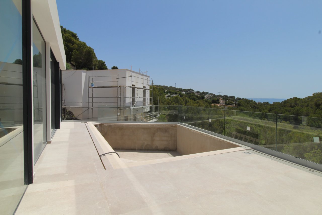 Luxurious rooftop terrace with an in-ground pool and panoramic view