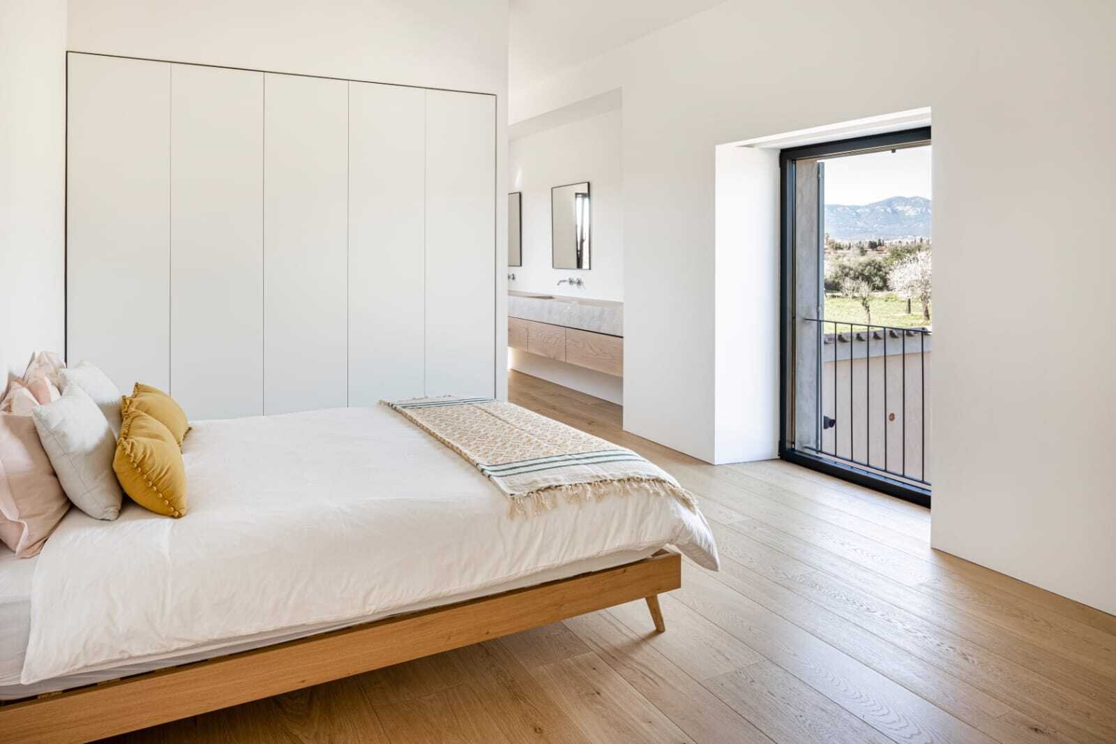 Luxurious master bedroom with walk-in closet, ensuite bathroom, and panoramic view of the landscape. Luxurious master bedroom with walk-in closet, ensuite bathroom, and panoramic view of the landscape.
