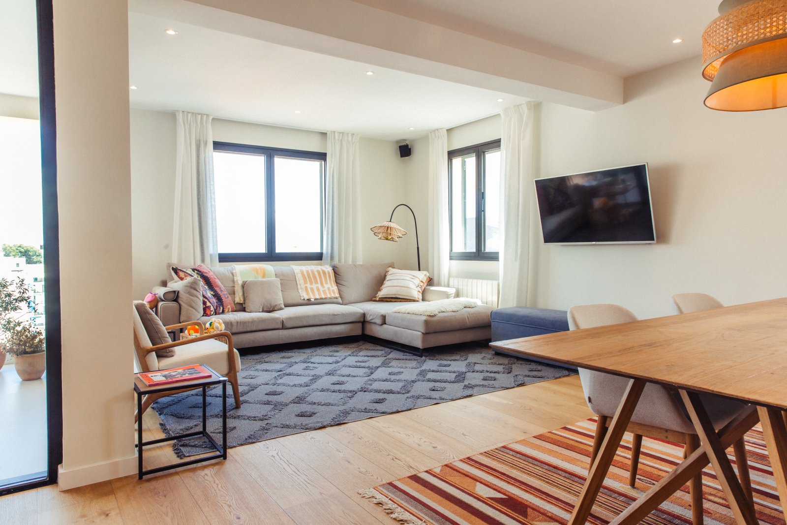 Bright living room with flexible layout and multiple sources of daylight