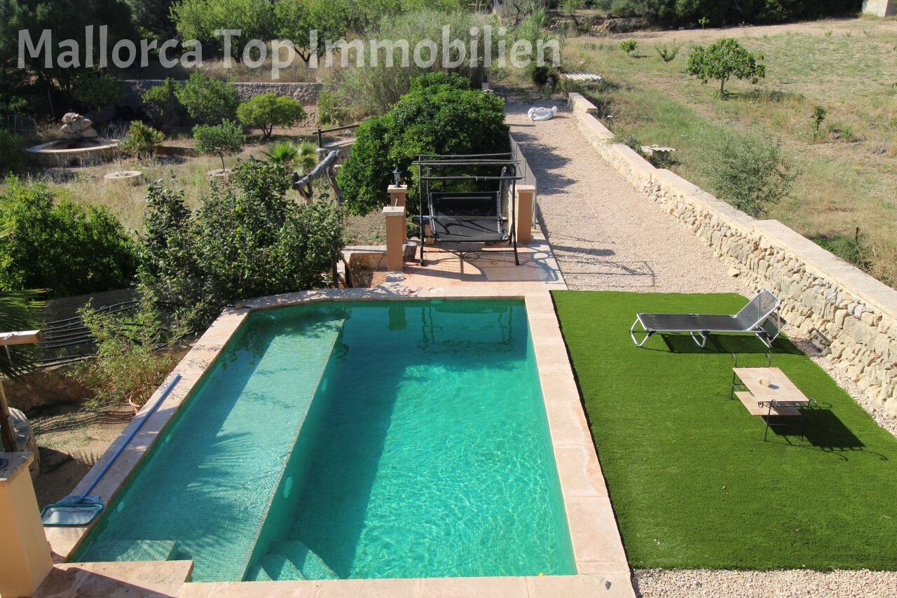 Finca, nestled in nature with a view of the Hexenberg. Finca, nestled in nature with a view of the Hexenberg.